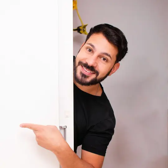Thiago aparece atrás de uma porta, sorri e aponta para as opções de mensagem